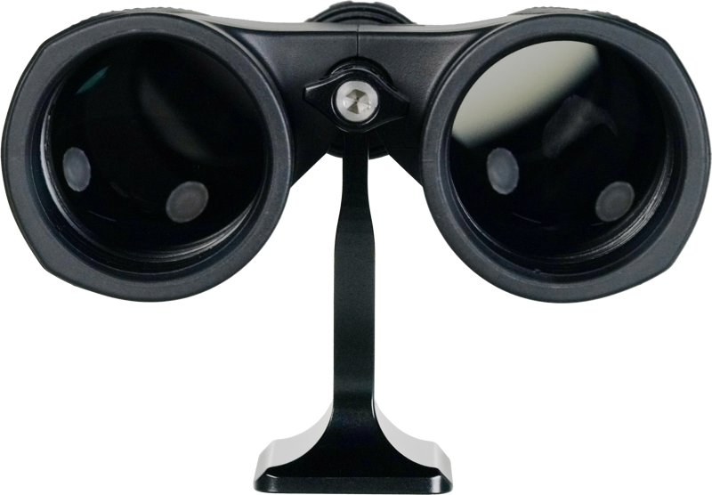 800q-04_123628 Sirui Binocular Tripod Adapter BA-1 -kiikaritähtäimen etukuva lähikuvassa mustan kiikarin kanssa, jossa korostuvat kaksi suurta objektiivia ja keskitarkennusmekanismi tavallista taustaa vasten.