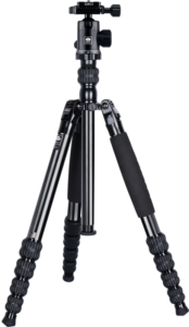 800q-04_123630 Sirui Traveler Tripod Kit T-1005+E-10, jossa on säädettävät jalat ja kuulapääkiinnitys, on kuvassa pystyssä valkoisella pohjalla.