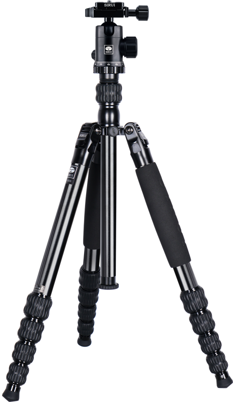 800q-04_123630 Sirui Traveler Tripod Kit T-1005+E-10, jossa on säädettävät jalat ja kuulapääkiinnitys, on kuvassa pystyssä valkoisella pohjalla.