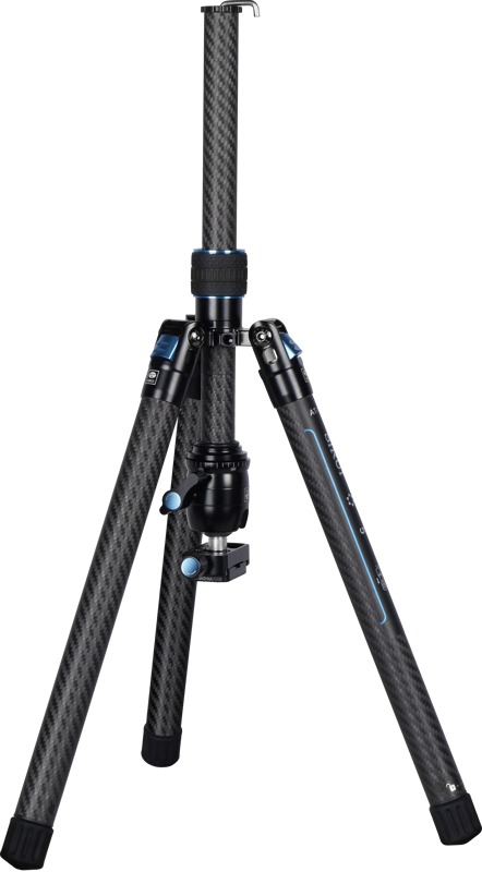 800q-04_123654 Sirui Traveler X-I Carbon Tripod Kit AT-125 + B00K, jossa on musta hiilikuiturakenne, kolme pidennettyä jalkaa, siniset säätönupit ja teleskooppinen keskipylväs, näkyy tavallisella valkoisella pohjalla.
