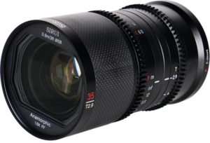 800q-04_123923 Lähikuva Sirui Anamorphic Lens Saturn 35mm 1.6x T2.9 Carbon Fiber FF - X-mount (Blue Flare) -objektiivista, jossa on yksityiskohtaiset merkinnät, tarkennusrengas ja kuvioitu musta viimeistely valkoisella pohjalla.