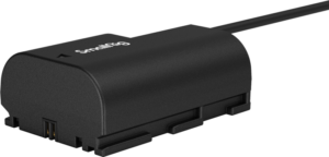 800q-04_124336 SmallRig 4252 D-Tap to LP-E6NH Dummy Battery Power Cable, musta kameran tekoakku, johon on liitetty kaapeli kameran ulkoista virtaa varten, näkyy vaalealla taustalla.