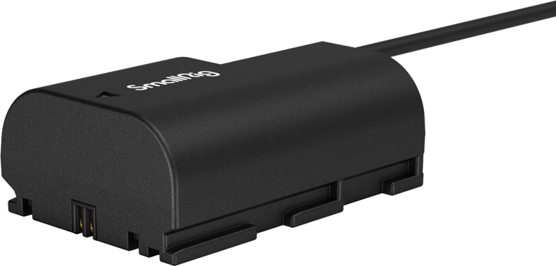 800q-04_124336 SmallRig 4252 D-Tap to LP-E6NH Dummy Battery Power Cable, musta kameran tekoakku, johon on liitetty kaapeli kameran ulkoista virtaa varten, näkyy vaalealla taustalla.