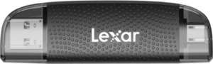 Lexar LRW310U -kortinlukijassa on kaksi korttipaikkaa ja USB-A/C-liittimet mustassa muotoilussa, jossa on kuvioitu kahva ja joka on ihanteellinen tietojen tallentamiseen ja siirtämiseen.