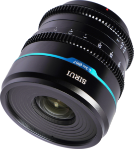 800q-04_125064 Lähikuva Sirui Cine Lens Nightwalker S35 24mm T1.2 E-Mount -objektiivista Nightwalker S35 24mm T1.2 E-Mount mustana, jossa näkyy sen sininen korostusrengas, tarkennus- ja aukkomerkinnät sekä lasielementti valkoista taustaa vasten.