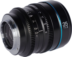 800q-04_125072 Lähikuva Sirui Cine Lens Nightwalker S35 35mm T1.2 E-Mount -objektiivista mustana, jossa näkyy tarkennus- ja aukkomerkinnät sekä sininen korostusrengas etuelementin lähellä.
