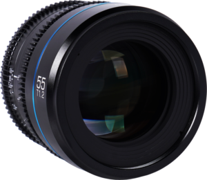 800q-04_125080 Sirui Cine Lens Nightwalker S35 55mm T1.2 E-Mount - Black -objektiivin lähikuvassa näkyy sen kuvioitu tarkennusrengas, sininen korostus ja musta runko valkoista taustaa vasten.