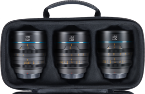800q-04_125089 Sirui Cine Lens Nightwalker S35 Kit sisältää 24mm, 35mm ja 55mm T1.2 E-Mount-objektiivit metallinharmaina, jotka on järjestetty mustaan vetoketjulliseen kantolaukkuun, jossa on valetut lokerot ja merkityt tarkennus- ja aukkorenkaat.