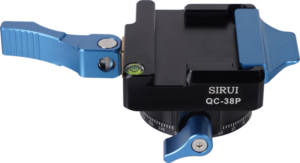 Lähikuva Sirui Quick Release Clamp with Panning QC-38P:stä, jossa näkyy sen musta runko, siniset vivut, kuplavaa'an taso ja merkitty säätöpyörä kameroiden kiinnittämiseen jalustoihin.
