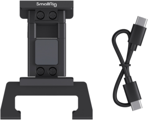 800q-04_127315 Musta SmallRig 4318 Powerbank Clip for RC 60B, jossa on säädettävät säätönupit, on esillä lyhyen USB-C-USB-C-latauskaapelin vieressä vaalealla taustalla.