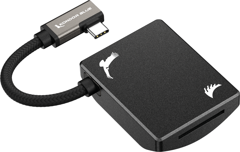 ANGELBIRD Kondor Blue SD-tallennusmoduulissa - Musta -muistikortinlukija on musta muotoilu valkoisella lintulogolla, siihen on kiinnitetty punottu USB-C-kaapeli ja korttipaikka muistikortin asettamista varten.