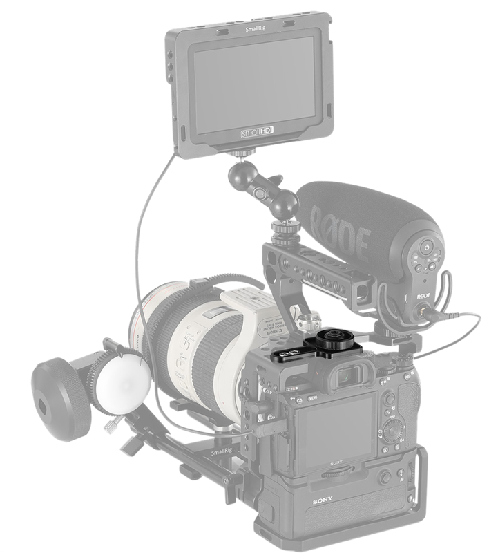 800q-05_113194 Ammattimainen videokameralaitteisto, jossa on Sony A7RIII, johon on kiinnitetty SmallRig 2241 Hot Shoe Lock, suuri objektiivi, ulkoinen monitori, Rode-mikrofoni ja seurantatarkennusjärjestelmä.