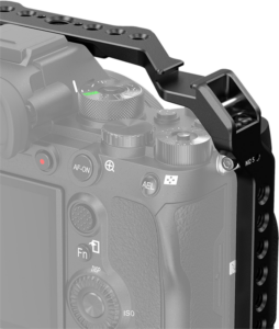 800q-05_115233 Lähikuva Sony A7R IV -kameran rungosta, joka on osittain SmallRig 2917 -valohäkin peittämä, jossa on useita kiinnitysreikiä ja merkintä "M2.5 J" kulmassa, ja jossa kameran painikkeet ja säätimet ovat näkyvissä.