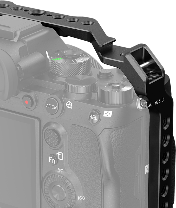 800q-05_115233 Lähikuva Sony A7R IV -kameran rungosta, joka on osittain SmallRig 2917 -valohäkin peittämä, jossa on useita kiinnitysreikiä ja merkintä "M2.5 J" kulmassa, ja jossa kameran painikkeet ja säätimet ovat näkyvissä.