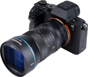 800q-05_115675 Musta Sony Alpha 7 II -peilitön kamera, johon on kiinnitetty Sirui Anamorphic Lens 1,33x 24mm F/2.8 Canon EF-M -objektiivi valkoisella taustalla.
