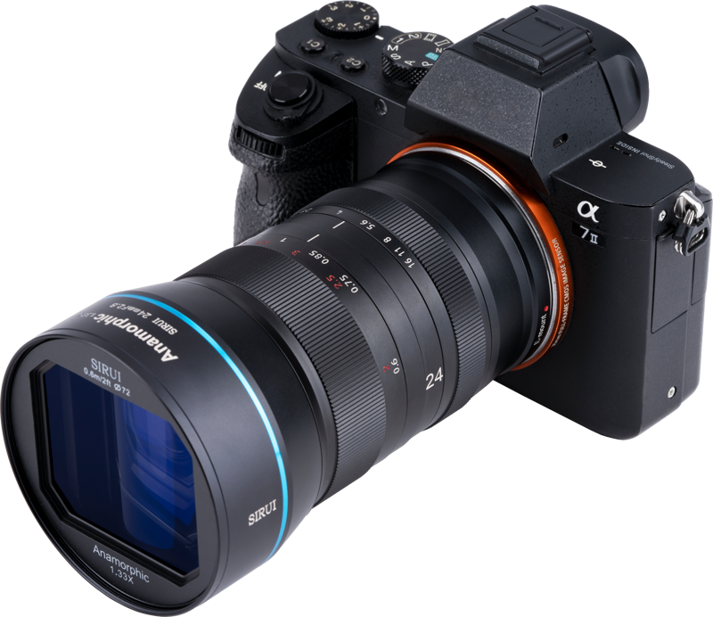 800q-05_115675 Musta Sony Alpha 7 II -peilitön kamera, johon on kiinnitetty Sirui Anamorphic Lens 1,33x 24mm F/2.8 Canon EF-M -objektiivi valkoisella taustalla.
