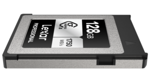 800q-05_116943 Lexar CFexpress Pro Silver Serie R1750/W1300 128GB -muistikortti kuvattuna kulmassa valkoisella pohjalla, siirtonopeus 1750 MB/s.