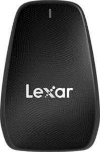 800q-05_116972 Lähikuva mustasta Lexar LRW550U CFexpress Type B USB 3.2 -kortinlukijasta, jossa on kuvioitu pinta ja Lexarin logo valkoisella painettuna etupuolelle.