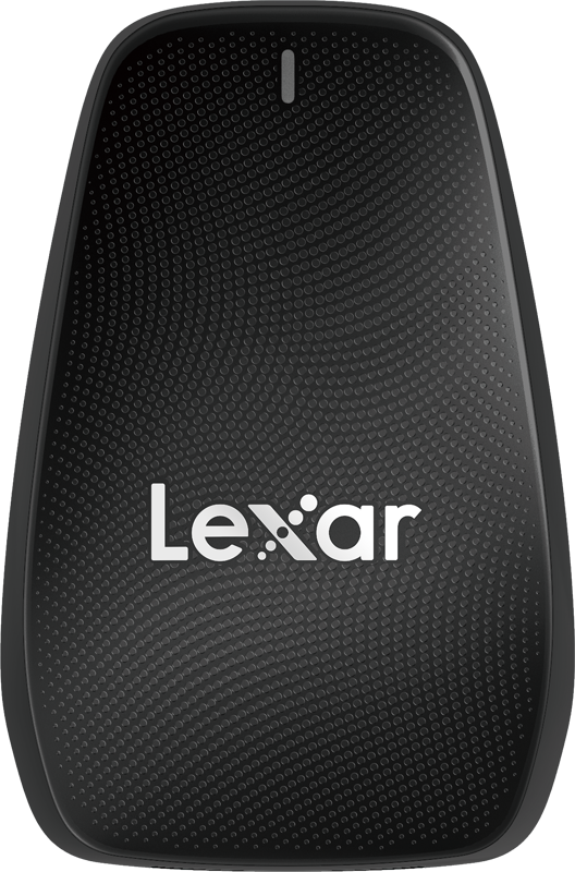 800q-05_116972 Lähikuva mustasta Lexar LRW550U CFexpress Type B USB 3.2 -kortinlukijasta, jossa on kuvioitu pinta ja Lexarin logo valkoisella painettuna etupuolelle.