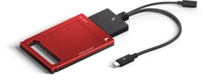 800q-05_117692 Ohut, punainen ANGELBIRD AV PRO -ulkoinen asema liitetään ANGELBIRD Type-C SATA -sovittimeen, jossa on musta Corsair-logo ja johon on liitetty musta USB-C-kaapeli.