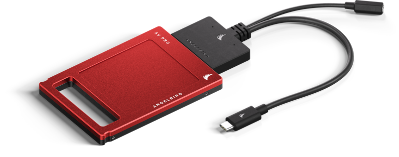 800q-05_117692 Ohut, punainen ANGELBIRD AV PRO -ulkoinen asema liitetään ANGELBIRD Type-C SATA -sovittimeen, jossa on musta Corsair-logo ja johon on liitetty musta USB-C-kaapeli.