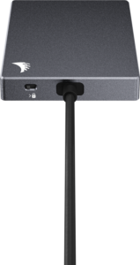 800q-05_117693 Lähikuva ANGELBIRD CFast 2.0 -kortinlukija -muistikortinlukija, suorakulmaisessa tummanharmaassa kotelossa, johon on liitetty USB-kaapeli ja jonka vasemmassa yläkulmassa on valkoinen lintulogo.