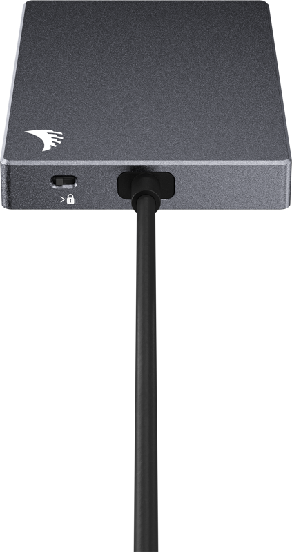 800q-05_117693 Lähikuva ANGELBIRD CFast 2.0 -kortinlukija -muistikortinlukija, suorakulmaisessa tummanharmaassa kotelossa, johon on liitetty USB-kaapeli ja jonka vasemmassa yläkulmassa on valkoinen lintulogo.
