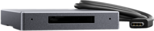 800q-05_117695 ANGELBIRD CFexpress Card Reader MK2 - Type B on suorakulmainen metallinen ulkoinen laite, jossa on etupuolen korttipaikka ja paksu musta kaapeli, joka päättyy USB-C-liittimeen.