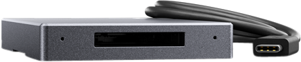 800q-05_117695 ANGELBIRD CFexpress Card Reader MK2 - Type B on suorakulmainen metallinen ulkoinen laite, jossa on etupuolen korttipaikka ja paksu musta kaapeli, joka päättyy USB-C-liittimeen.