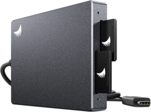 800q-05_117733 ANGELBIRD SD Dual Card Reader -muistikortinlukija on suorakaiteen muotoinen, metallinen laite, jossa on kaksi irrotettavaa tallennuskorttia osittain asetettu ja USB-C-kaapeli kiinnitettynä valkoisella pohjalla.