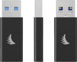 800q-05_117734 Kuvassa on kolme ANGELBIRD USB-A-C-sovitinta - yksi etu-, yksi sivu- ja yksi takanäkymä - joissa korostuvat metalliset USB-liittimet, musta suorakulmainen muotoilu ja hopeinen logo.