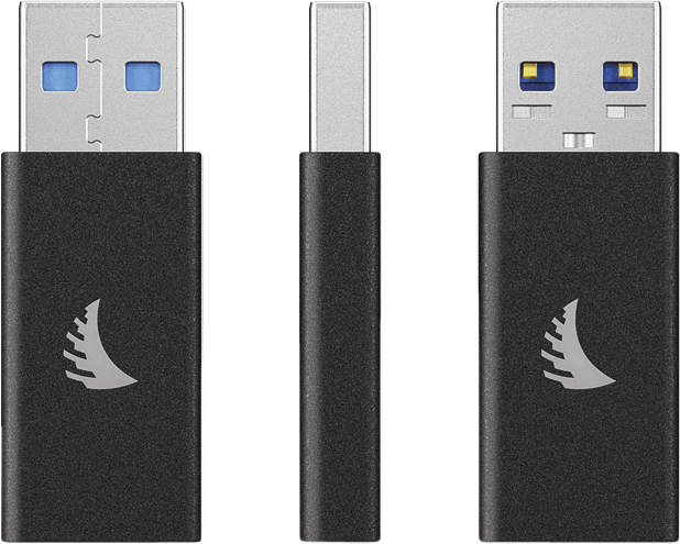 800q-05_117734 Kuvassa on kolme ANGELBIRD USB-A-C-sovitinta - yksi etu-, yksi sivu- ja yksi takanäkymä - joissa korostuvat metalliset USB-liittimet, musta suorakulmainen muotoilu ja hopeinen logo.
