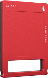 800q-05_117761 Punaisessa ANGELBIRD AV PRO MK3 1TB ulkoisessa SSD-levyssä on suorakulmainen muoto, jossa on pyöristetyt reunat, pieni valkoinen lintulogo oikeassa yläkulmassa ja leikattu osa alareunassa.