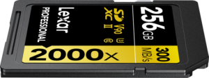 800q-05_118772 Lexar Pro 2000X SDHC/SDXC UHS-II U3 (V90) 256GB -muistikortti tarjoaa jopa 300 MB/s luku- ja 260 MB/s kirjoitusnopeuden. Siinä on musta muotoilu keltaisella ja valkoisella tekstillä.