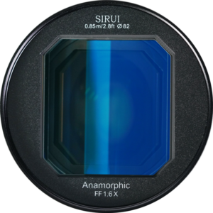 800q-05_119106 Sirui Anamorphic Lens Venus 1.6x FF 75mm T2.9 E-Mount -objektiivin lähikuvassa näkyy sininen pinnoite ja tekstin yksityiskohdat kuten 0.85m/2.8ft, Ø82 ja Anamorphic FF 1.6X sen mustassa metallikehyksessä.