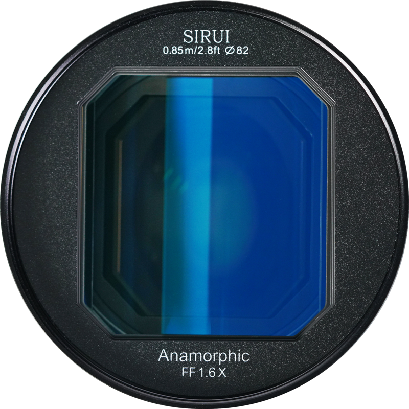 800q-05_119106 Sirui Anamorphic Lens Venus 1.6x FF 75mm T2.9 E-Mount -objektiivin lähikuvassa näkyy sininen pinnoite ja tekstin yksityiskohdat kuten 0.85m/2.8ft, Ø82 ja Anamorphic FF 1.6X sen mustassa metallikehyksessä.