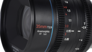 800q-05_121275 Lähikuva Sirui Anamorphic Lens Venus 1.6x FF 35mm T2.9 E-Mount -objektiivista, jossa näkyy yksityiskohtaiset merkinnät ja näkyvät tarkennus- ja aukkoasteikot objektiivin tynnyrissä.