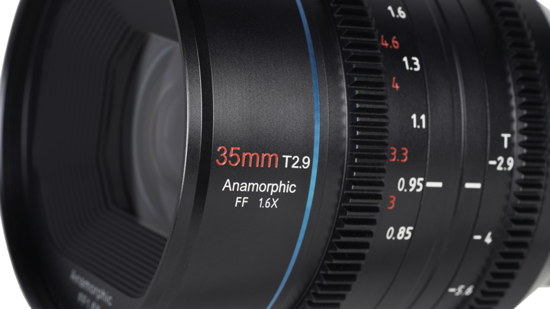 800q-05_121275 Lähikuva Sirui Anamorphic Lens Venus 1.6x FF 35mm T2.9 E-Mount -objektiivista, jossa näkyy yksityiskohtaiset merkinnät ja näkyvät tarkennus- ja aukkoasteikot objektiivin tynnyrissä.