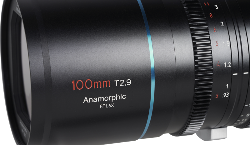 800q-05_121279 Lähikuva Sirui Anamorphic Lens Venus 1.6x FF 100mm T2.9 E-Mount -objektiivista mustana, jossa on punaiset, valkoiset ja siniset merkinnät, yksityiskohtainen teksti, numeeriset asetukset ja säätöpyörät.