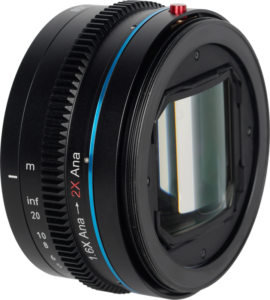 800q-05_121283 Lähikuva Sirui Anamorphic Adapter 1.25x -objektiivisovittimesta, joka on musta objektiivisovitin, jossa on etäisyysmerkinnät, siniset ja punaiset aksentit ja jossa on merkintä 1.6x Ana → 2x Ana, ja jossa on suorakulmainen lasielementti, joka näkyy kiinnikkeen sisällä.