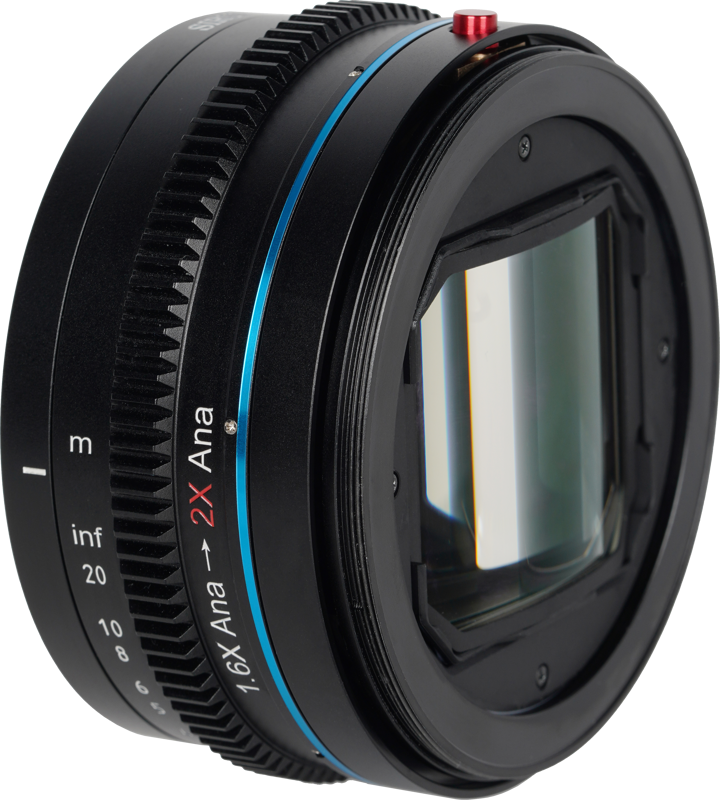 800q-05_121283 Lähikuva Sirui Anamorphic Adapter 1.25x -objektiivisovittimesta, joka on musta objektiivisovitin, jossa on etäisyysmerkinnät, siniset ja punaiset aksentit ja jossa on merkintä 1.6x Ana → 2x Ana, ja jossa on suorakulmainen lasielementti, joka näkyy kiinnikkeen sisällä.