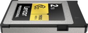 800q-05_121390 Lähikuva Lexar CFexpress Pro Gold R1900/W1500 2TB -muistikortista, jonka etiketissä näkyy 2TB kapasiteetti ja 1900 MB/s nopeus. Kortissa on metallinen reuna ja musta muovirunko.