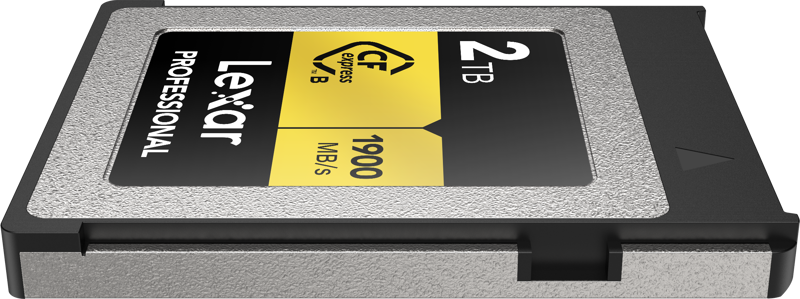 800q-05_121390 Lähikuva Lexar CFexpress Pro Gold R1900/W1500 2TB -muistikortista, jonka etiketissä näkyy 2TB kapasiteetti ja 1900 MB/s nopeus. Kortissa on metallinen reuna ja musta muovirunko.