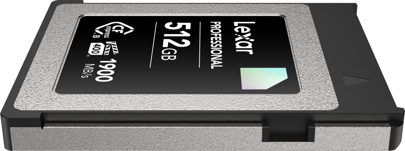 800q-05_122397 Lähikuva Lexar CFexpress Pro Diamond R1900/W1700 (VPG400) 512 Gt:n muistikortista, jonka lukunopeus on 1900 MB/s, reunus on metallinen ja etiketti musta.