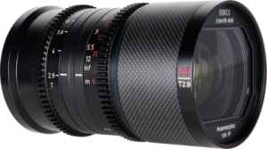 800q-05_122449 Lähikuva Sirui Anamorphic Lens Saturn 35mm 1.6x T2.9 Carbon Fiber FF - E-mount (Blue Flare) -objektiivista, jossa näkyy tarkennus- ja aukkomerkinnät, kuvioitu tynnyri ja etulasi teknisine tietoineen.