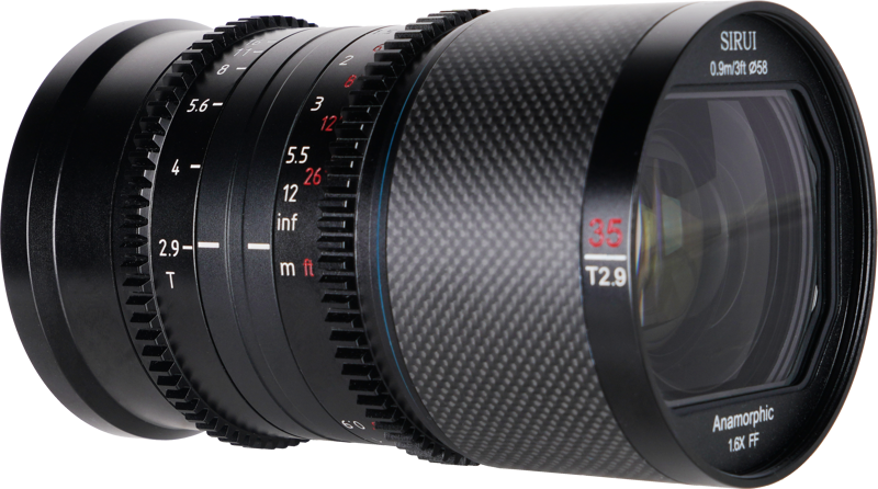 800q-05_122449 Lähikuva Sirui Anamorphic Lens Saturn 35mm 1.6x T2.9 Carbon Fiber FF - E-mount (Blue Flare) -objektiivista, jossa näkyy tarkennus- ja aukkomerkinnät, kuvioitu tynnyri ja etulasi teknisine tietoineen.