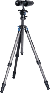 800q-05_123628 Sirui Binocular Tripod Adapter BA-1 kiinnittää mustan kiikarin hiilikuituiseen jalustaan, jossa on säädettävät jalat, kuvassa eristettynä vaalealla taustalla.