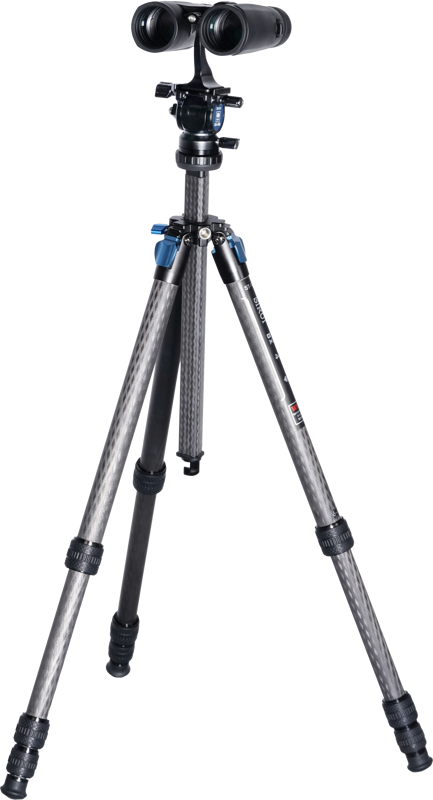 800q-05_123628 Sirui Binocular Tripod Adapter BA-1 kiinnittää mustan kiikarin hiilikuituiseen jalustaan, jossa on säädettävät jalat, kuvassa eristettynä vaalealla taustalla.