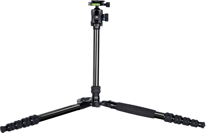 800q-05_123630 Sirui Traveler Tripod Kit T-1005+E-10, kuvassa vaaleaa taustaa vasten, on musta kolmella säädettävällä jalalla varustettu kolmijalkainen kolmijalka, jossa on keskellä oleva ulosvedettävä pylväs, ja jossa on asennettu kuulapää ja kuplavaa'an yläosa.
