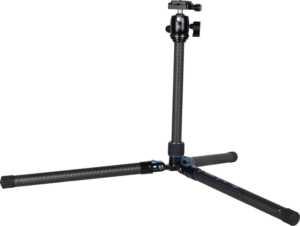 800q-05_123654 Sirui Traveler X-I Carbon Tripod Kit AT-125 + B00K:ssa on säädettävät jalat levällään ja pallopääkiinnike päällä, kuvassa vaaleaa taustaa vasten.